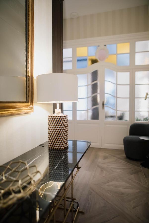 Myr Palacio Vallier Hotel Valencia Buitenkant foto A table lamp