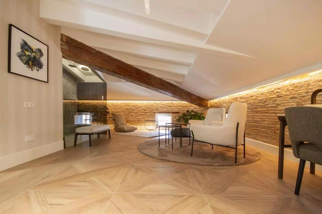 Myr Palacio Vallier Valencia Buitenkant foto A living room with a parquet floor