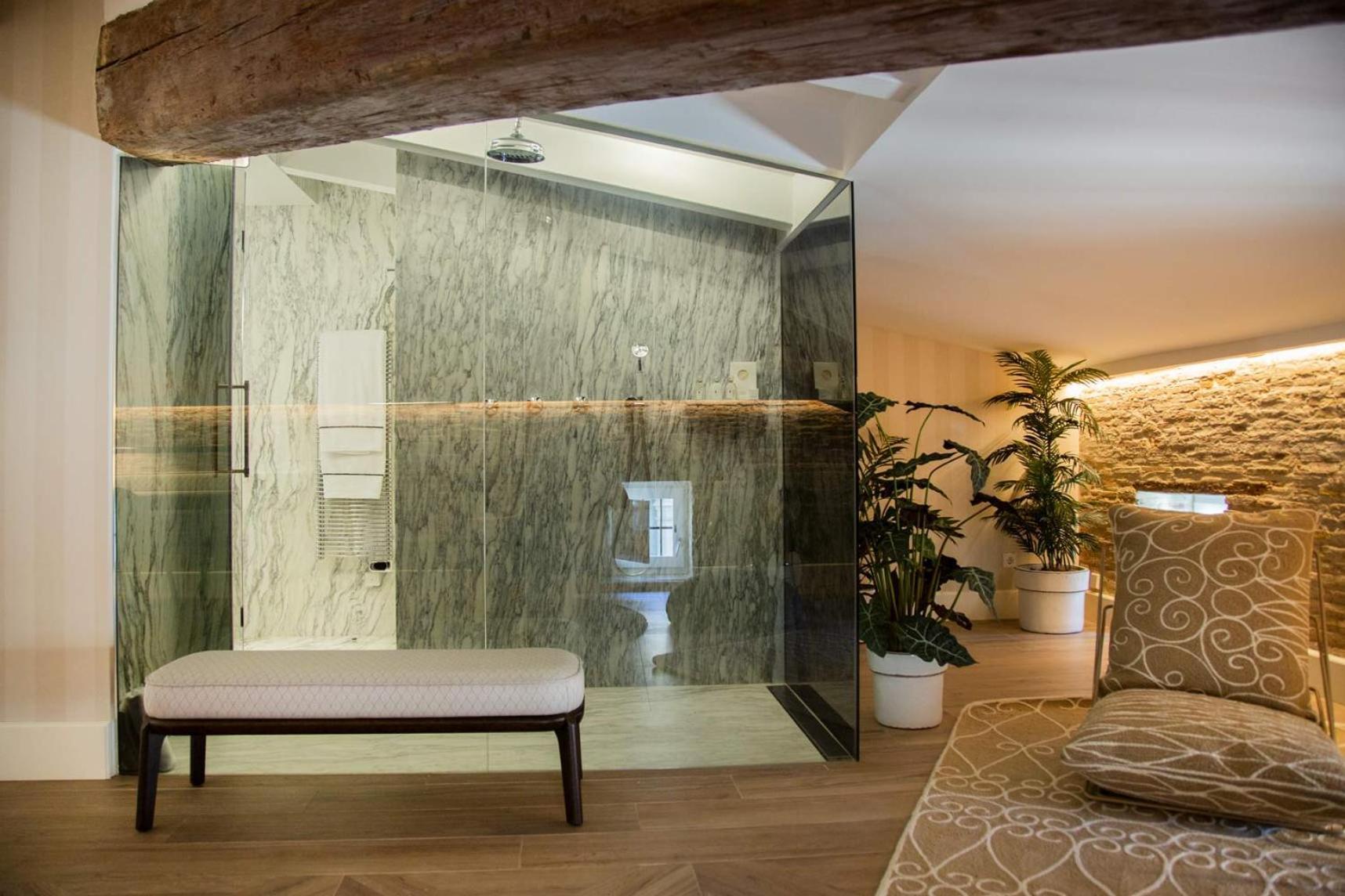 Myr Palacio Vallier Hotel Valencia Buitenkant foto A shower enclosure