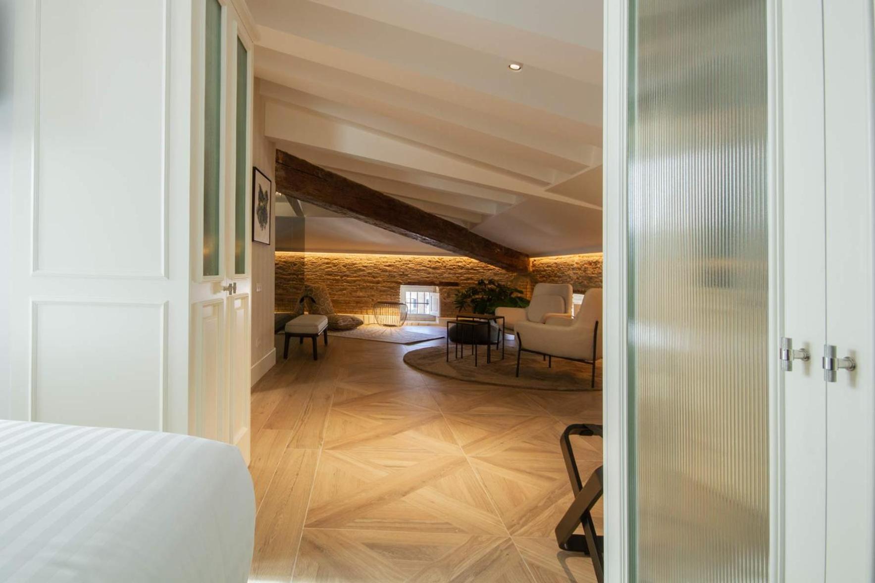 Myr Palacio Vallier Valencia Buitenkant foto A suite at the Hotel Herzog