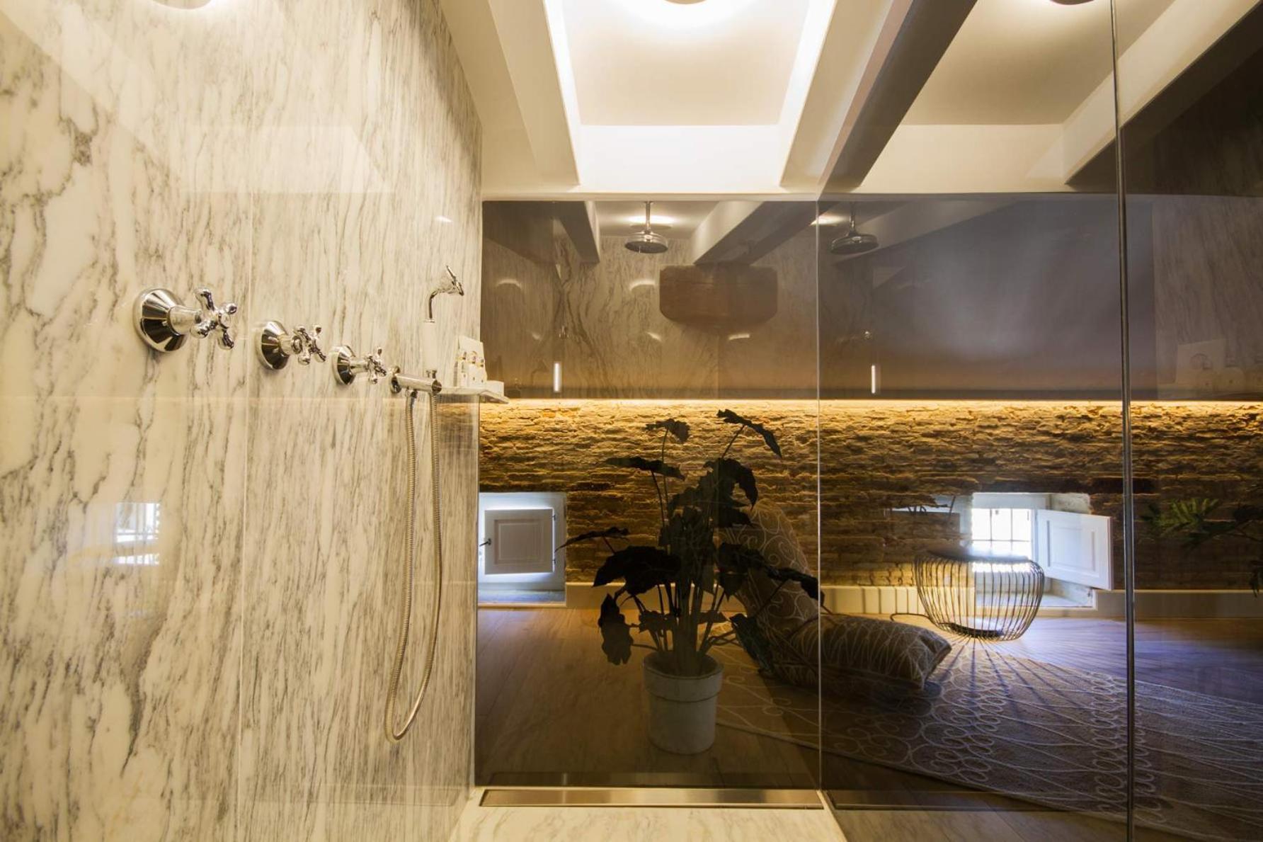Myr Palacio Vallier Valencia Buitenkant foto Bathroom