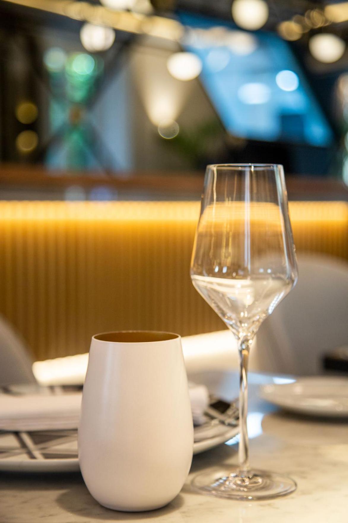 Myr Palacio Vallier Valencia Buitenkant foto A wine glass