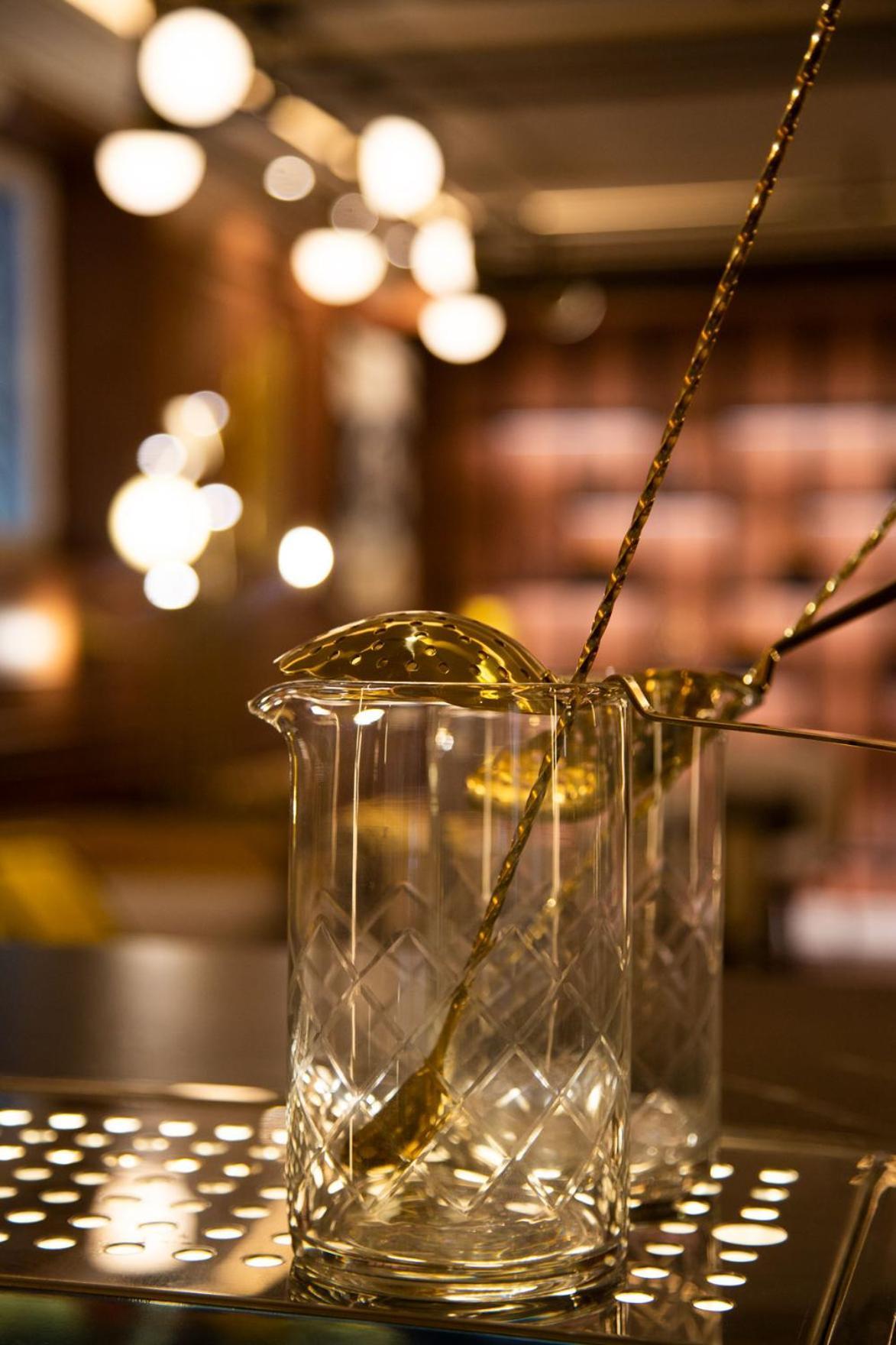 Myr Palacio Vallier Valencia Buitenkant foto Mixing a cocktail