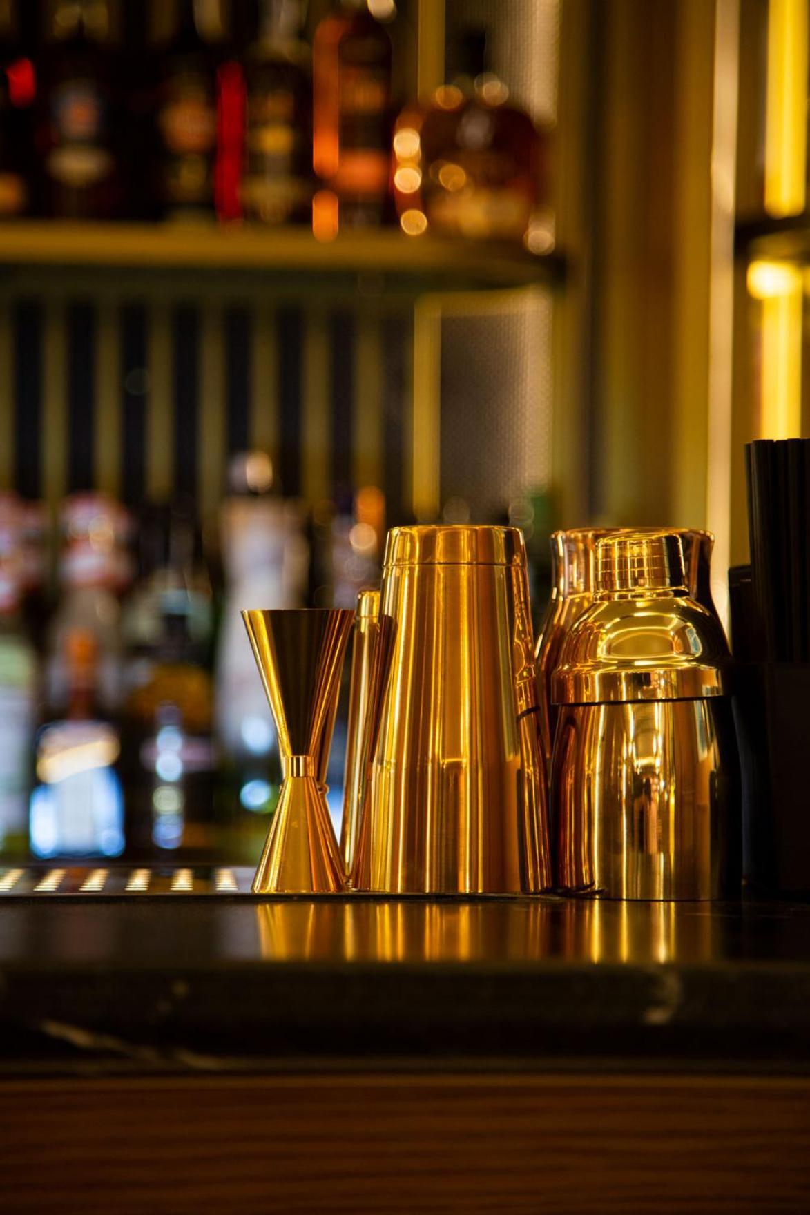 Myr Palacio Vallier Hotel Valencia Buitenkant foto A jigger (left) and a cocktail shaker (right)