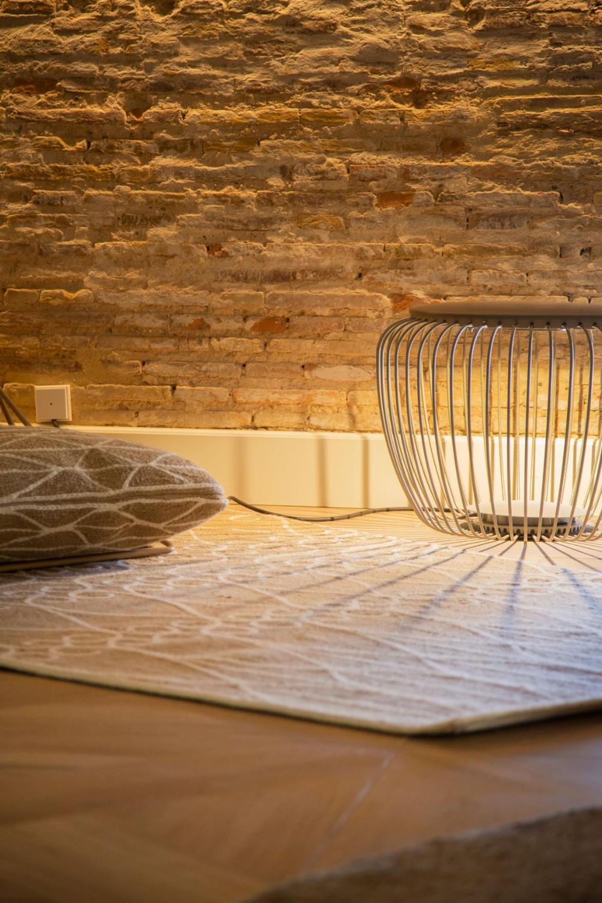 Myr Palacio Vallier Valencia Kamer foto A lamp