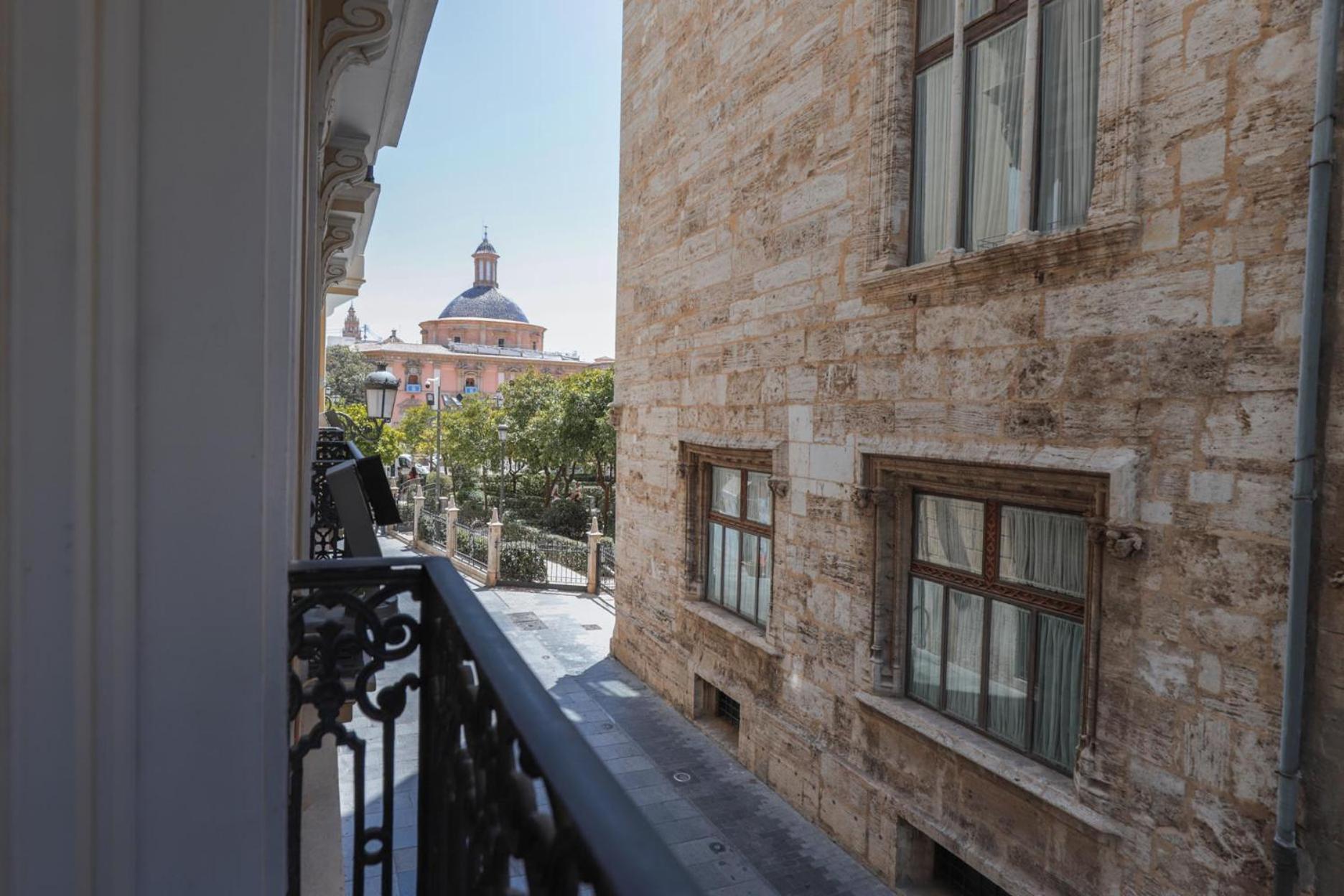 Myr Palacio Vallier Hotel Valencia Buitenkant foto View of the White Tower from the hotel